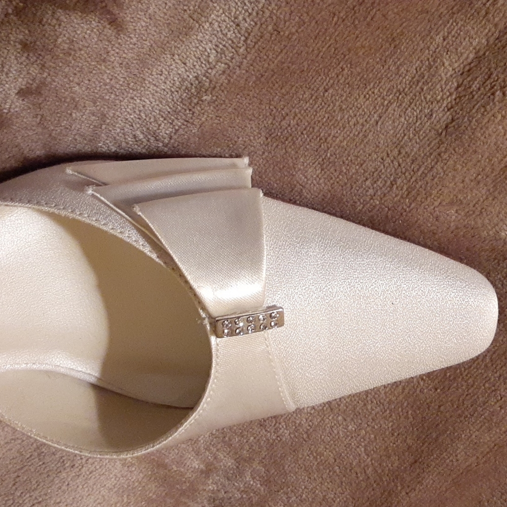 Luxury Boca Crepe/Satin open heel shoes, size 7M, like new in box.